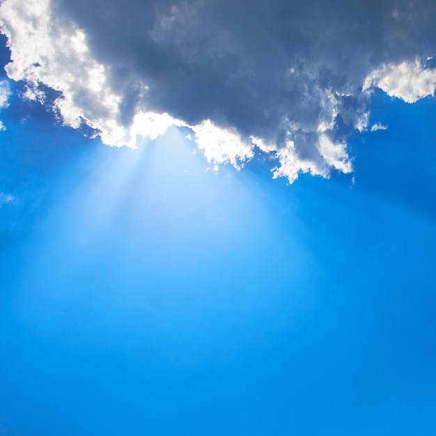 Foto hermoso cielo azul con rayos de sol y nubes. rayos de sol.