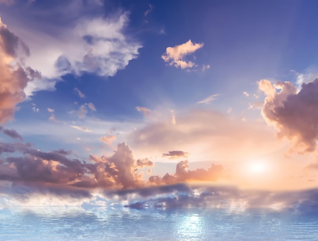 hermoso cielo azul rosado nublado y agua de mar naturaleza paisaje