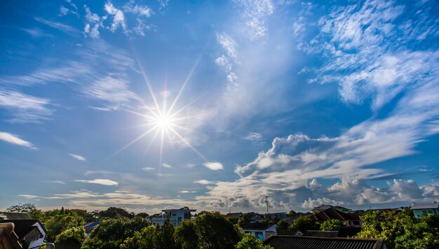 Hermoso cielo azul con sol naciente y nubes blancas