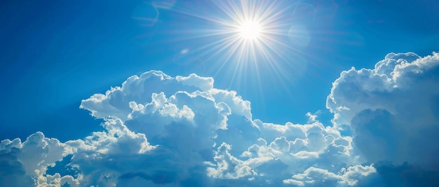 Foto un hermoso cielo azul con un sol y nubes en él