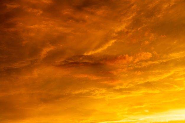 Hermoso cielo de colores durante el atardecer o el amanecer, la naturaleza real en un momento colorido del día.