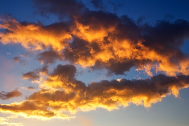 Hermoso cielo de colores brillantes. Fotografía tomada al atardecer. Fondo rojo anaranjado con bonitas pinturas. Amanecer raro. Composición natural