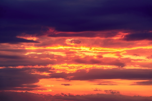 Hermoso cielo colorido al atardecer.