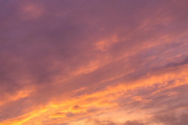 Hermoso cielo colorido atardecer. Fondo natural