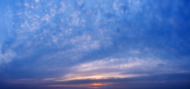 Hermoso cielo colorido atardecer con nubes