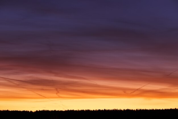 Foto hermoso cielo colorido durante el atardecer o el amanecer.