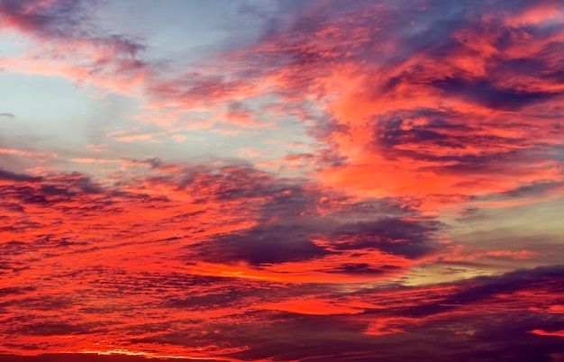 Hermoso cielo colorido. Fondo de cielo. Fondo de cielo con colores rojos