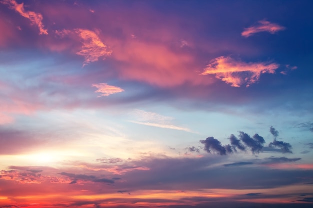 Hermoso cielo colorido. Fondo del cielo