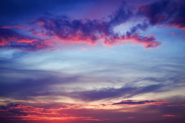 Hermoso cielo colorido. Fondo del cielo