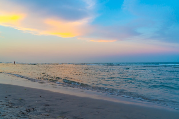 hermoso cielo crepuscular con playa de mar