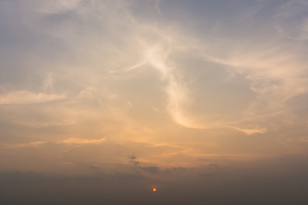 Hermoso cielo cuando el sol brilla