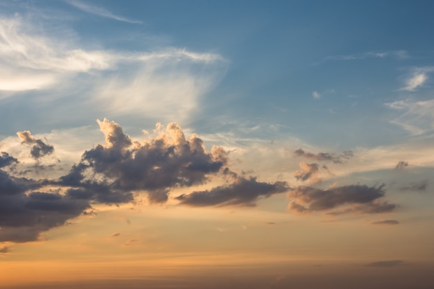 Hermoso cielo cuando el sol brilla