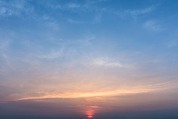 Hermoso cielo cuando el sol brilla