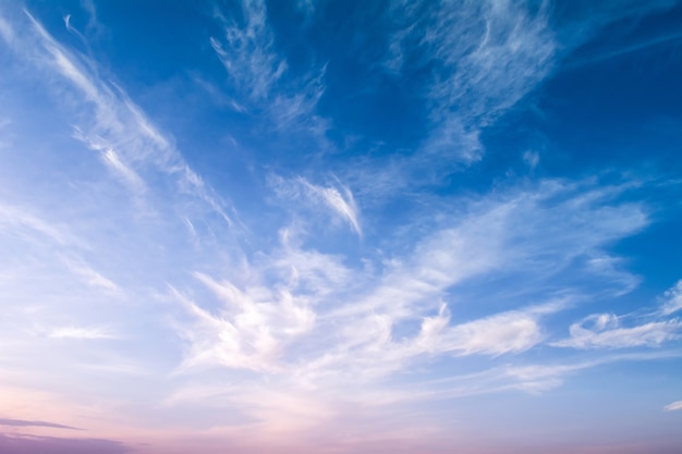 Hermoso cielo de dos tonos. Puesta de sol azul-rosa brillante.