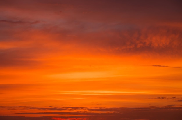 Hermoso cielo dramático colorido con nubes al atardecer o al amanecer Fondo de cielo abstracto