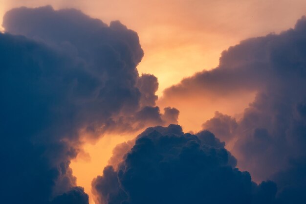 Hermoso cielo dramático y cúmulos al atardecer