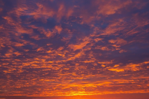 Hermoso cielo dramático con nubes al atardecer