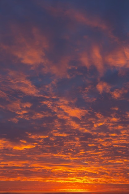 Hermoso cielo dramático con nubes al atardecer