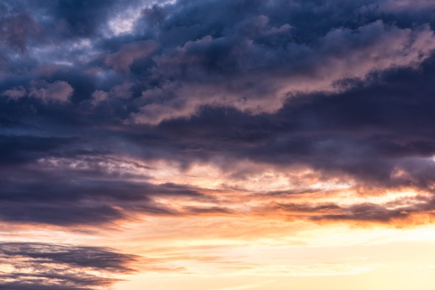 Hermoso cielo dramático de la tarde al atardecer