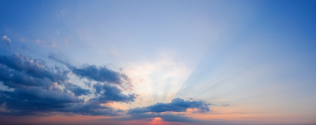 Hermoso cielo espectacular puesta de sol con rayos de sol brillando a través de las nubes.