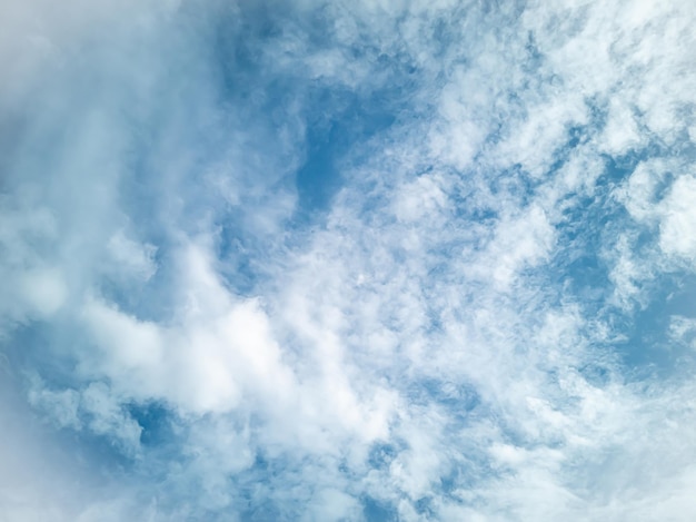 Hermoso cielo de fondo en un día blanco brillante