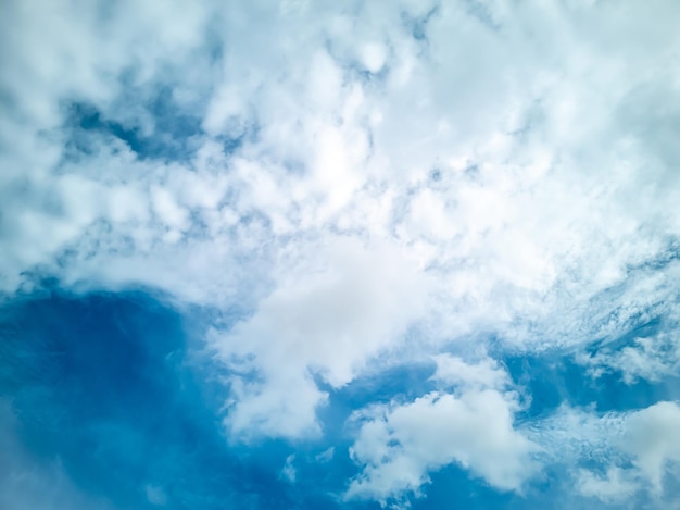 Hermoso cielo de fondo en un día blanco brillante