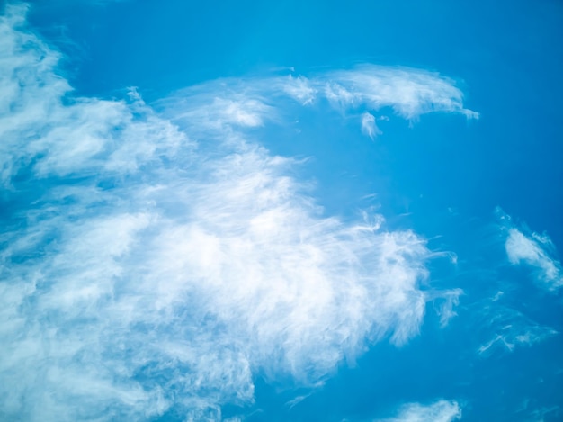 Hermoso cielo de fondo en un día blanco brillante