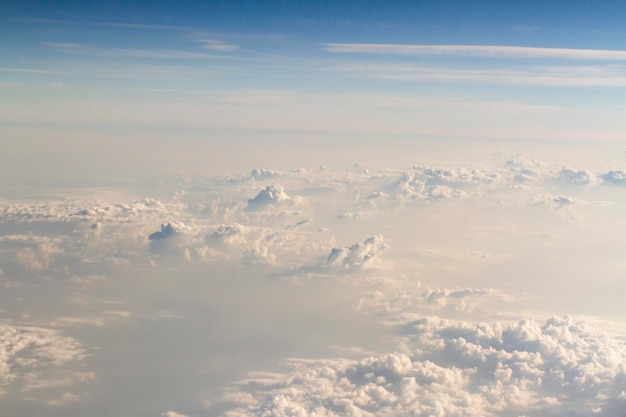 Hermoso cielo de fondo por encima de las nubes con una luz espectacular