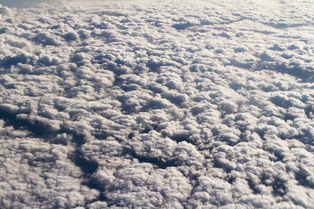 Hermoso cielo de fondo por encima de las nubes con una luz espectacular