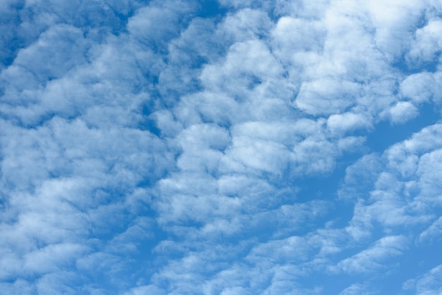 Hermoso cielo de fondo natural con nubes