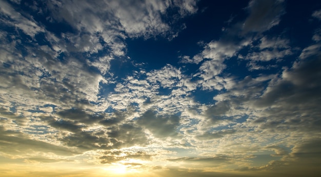 Hermoso cielo con fondo de nubes