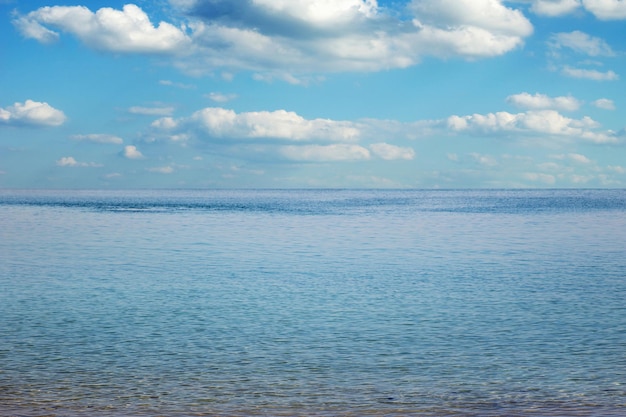 Hermoso cielo y mar azul