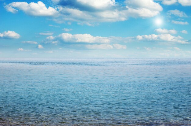 Foto hermoso cielo y mar azul