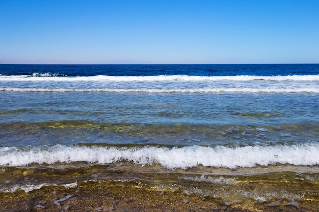 Hermoso cielo y mar azul