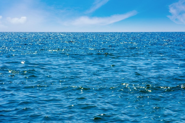 Hermoso cielo y mar azul