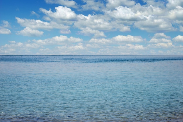 Hermoso cielo y mar azul