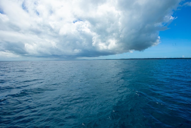 Hermoso cielo y mar azul