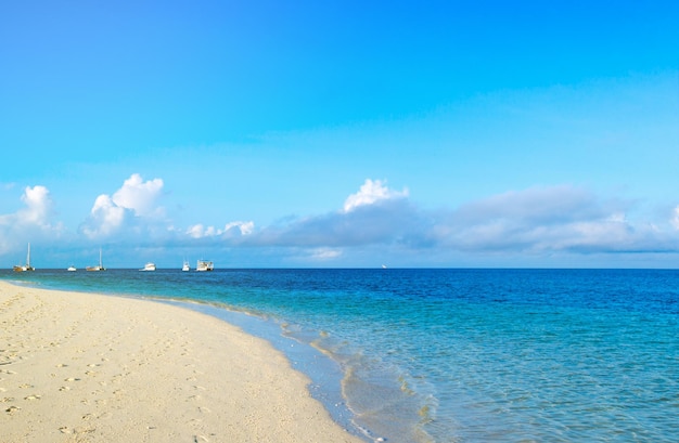 Hermoso cielo y mar azul