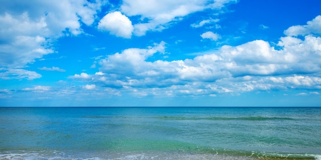 Hermoso cielo y mar azul