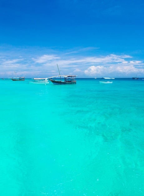 Hermoso cielo y mar azul