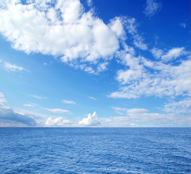 Hermoso cielo y mar azul