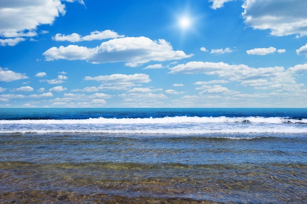 Hermoso cielo y mar azul