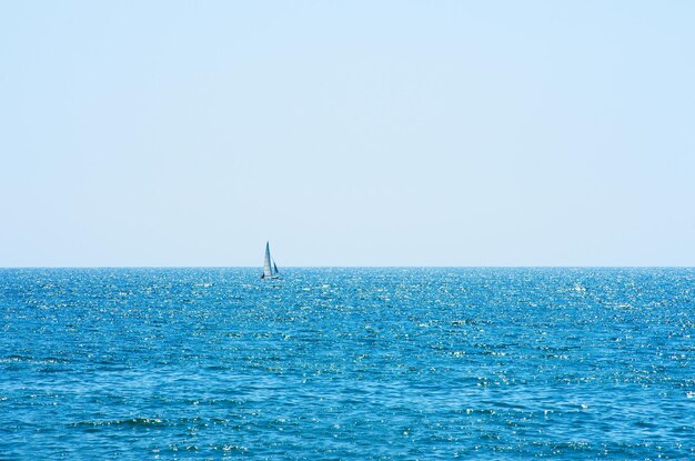 Hermoso cielo y mar azul