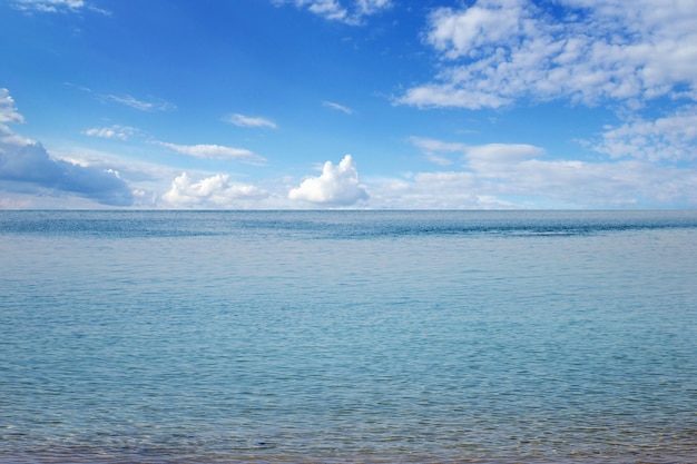 Hermoso cielo y mar azul