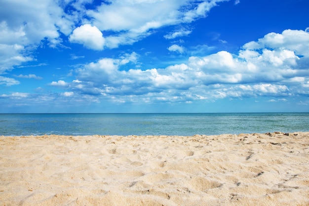 Hermoso cielo y mar azul