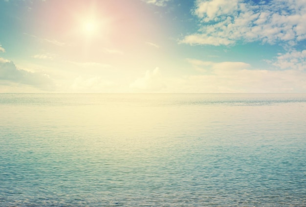 Hermoso cielo y mar azul