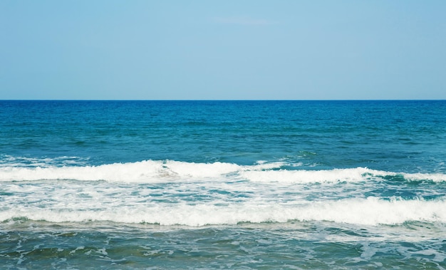 Hermoso cielo y mar azul