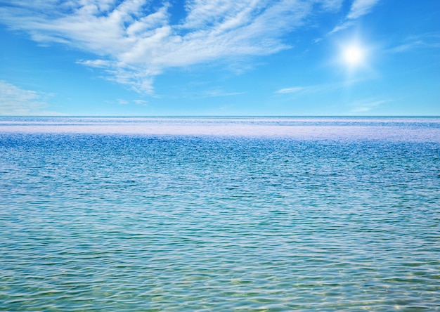 Hermoso cielo y mar azul