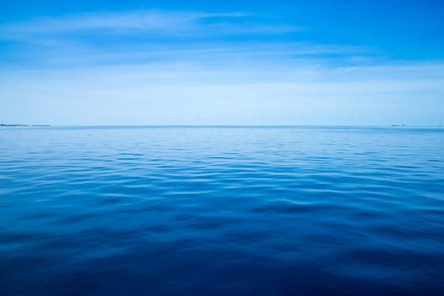 Hermoso cielo y mar azul