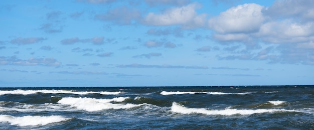 Hermoso cielo y mar con olas en el horizonte